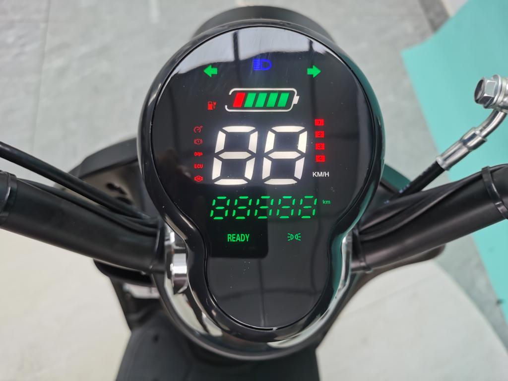 VOLTA VSL Elektro Scooter L1e-B 2000W 60V 30AH 45KM/H - Schwarz matt 4 VOLTA VSL Elektro Scooter L1e-B 2000W 60V 30AH 45KM/H - Schwarz matt – Bild 4